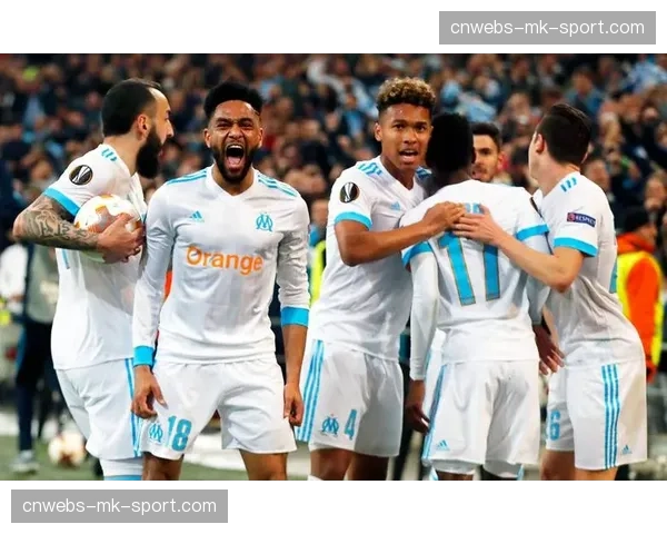 半场战报：里昂1-1斯特拉斯堡，主队新援中卫因战术不合被提前换下