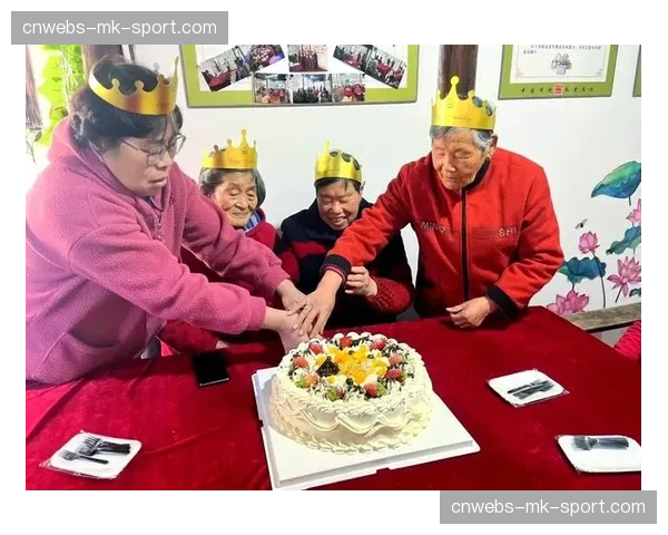 温情时刻：现场播报为一名小球迷送上生日祝福，全场齐唱生日歌